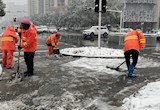 大雪突降 “橙衣”护航