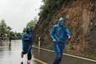 武陵区检察院：雨中登山赛，勇夺第一名